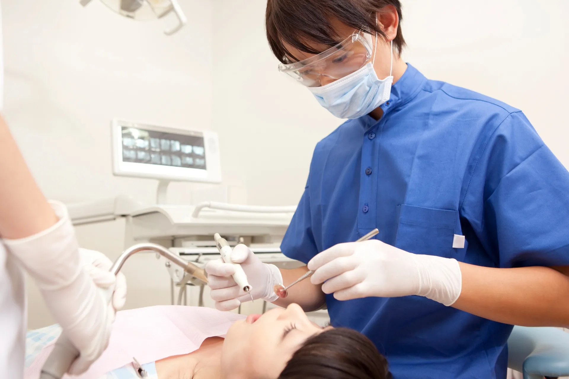 歯周病治療に使うエムドゲインについて説明する歯医者の写真