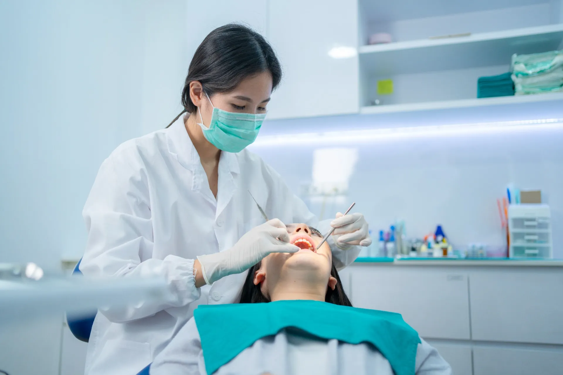 歯周病治療に使うエムドゲインについて説明する歯医者の写真
